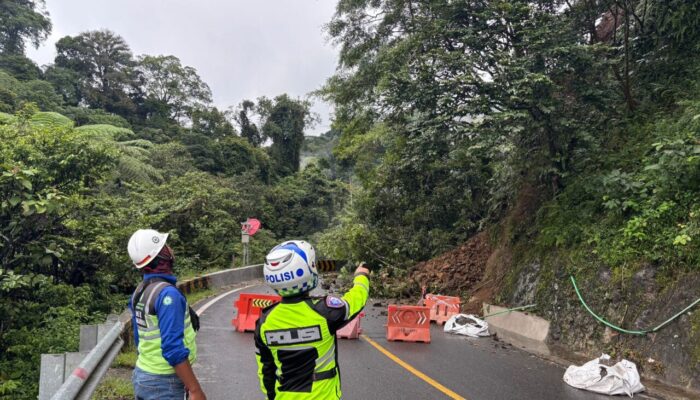 Longsor Tutup Total Jalur Padang–Bukittinggi di Lembah Anai, Pengendara Diminta Cari Rute Alternatif