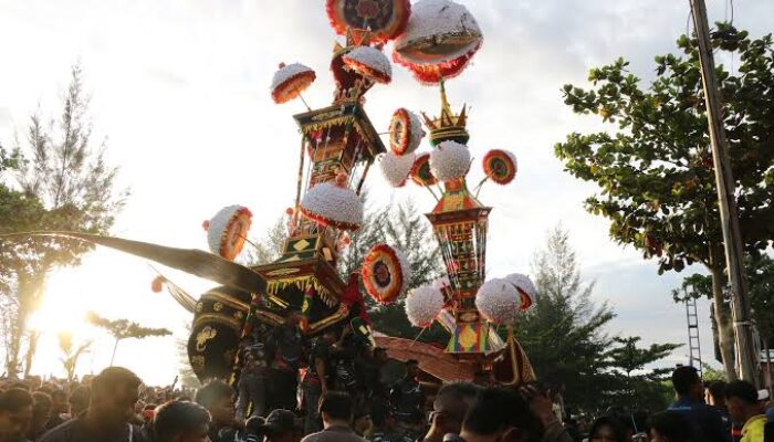 Kontroversi, Sejarah, dan Transformasi Hoyak Tabuik di Pariaman: Dari Ritual Asyura hingga Festival Budaya