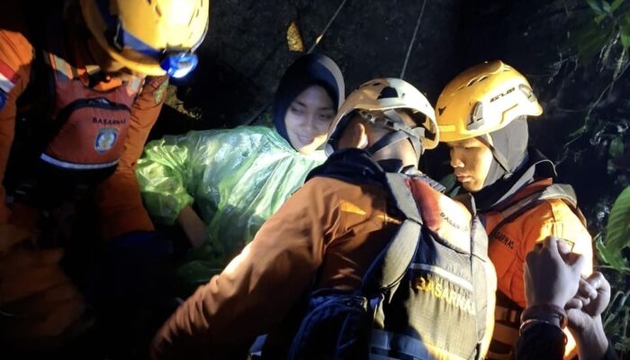 Dua Pria Berhasil Dievakuasi Selamat dari Jurang 40 Meter di Kelok Sembilan