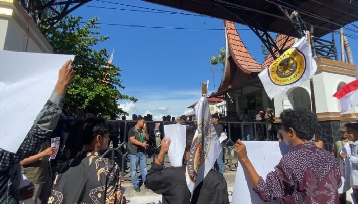 Diduga Ada Pungli Bermodus Uang Komite di Sekolah Kejuruan, Disdik Sumbar di Demo Masyarakat