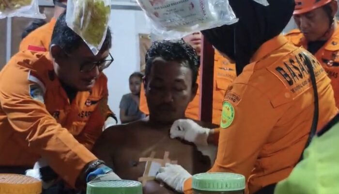 Sopir Truk Masuk Jurang di Sitinjau Lauik Berhasil Dievakuasi Warga Dalam Kondisi Selamat