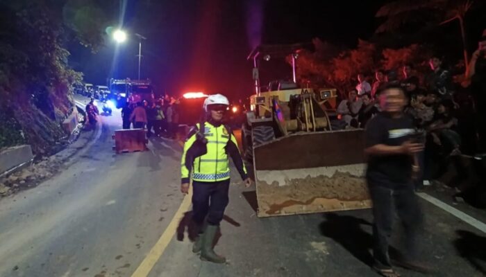 Sempat Lumpuh Akibat Longsor, Jalur Padang Bukittinggi di Lembah Anai Kembali Normal