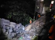 Truk Alami Rem Blong dan Masuk Jurang di Sitinjau Lauik, Tim SAR Padang Diterjunkan ke Lokasi 12 d8840665 9630 42b5 b26e 012daf047f5f