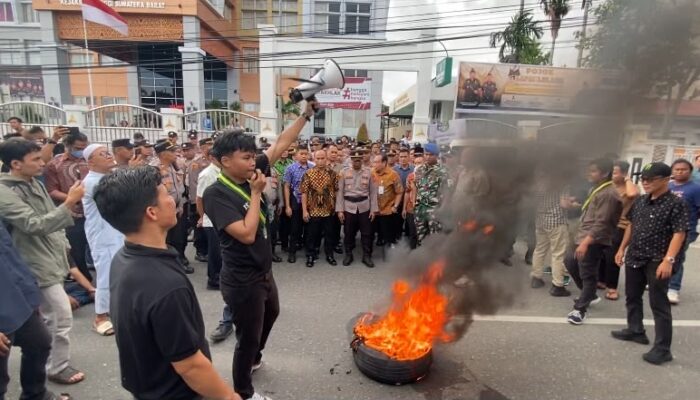 Demo di Kejati Sumbar Berujung Ricuh, Massa Bakar Ban dan Rusak Fasilitas Kantor