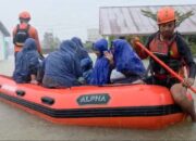 Basarnas Evakuasi Guru dan Murid SMP-SMA Hamka yang Terjebak Banjir di Koto Tangah 14 IMG 20260803 WA0003