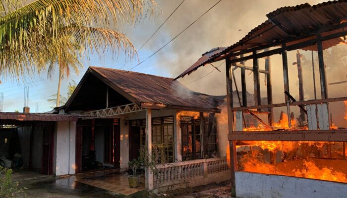 Dua Rumah Kayu Terbakar di Kuranji Padang, Kerugian Ditaksir Rp800 Juta