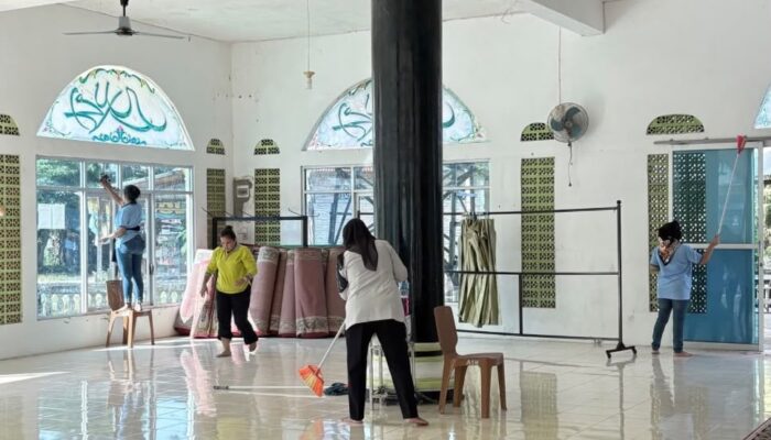 Sambut HUT RI ke-81, Pegawai dan Warga Binaan Lapas Perempuan Padang Bersihkan Masjid