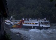 Breaking News : Kapal Mentawai Fast 01 Terdampar di Pintu Masuk Muaro Padang, Ratusan Penumpang Dievakuasi 13 IMG 20260814 WA0003