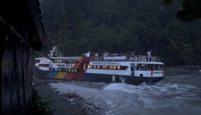 Breaking News : Kapal Mentawai Fast 01 Terdampar di Pintu Masuk Muaro Padang, Ratusan Penumpang Dievakuasi