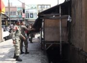 Satpol PP Padang Tertibkan Bangunan Liar di Atas Drainase Jalan HOS Cokroaminoto 16 IMG 20260822 WA0001