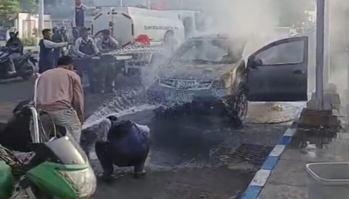 Bau Gosong dari Mobil Jangan Diabaikan, Bisa Jadi Tanda Korsleting dan Risiko Kebakaran