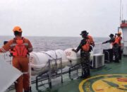 Tim SAR Temukan Jaket Pelampung Saat Mencari Rombongan Jurnalis yang Hilang di Anak Krakatau 12 Tim SAR Temukan Jaket Pelampung Saat Mencari Rombongan Jurnalis yang Hilang di Anak Krakatau