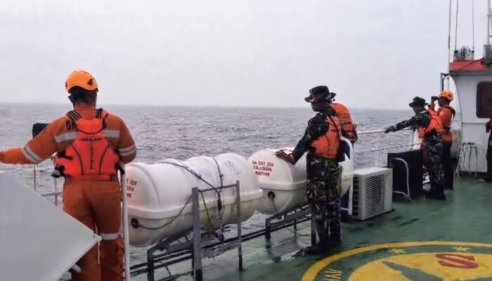 Tim SAR Temukan Jaket Pelampung Saat Mencari Rombongan Jurnalis yang Hilang di Anak Krakatau