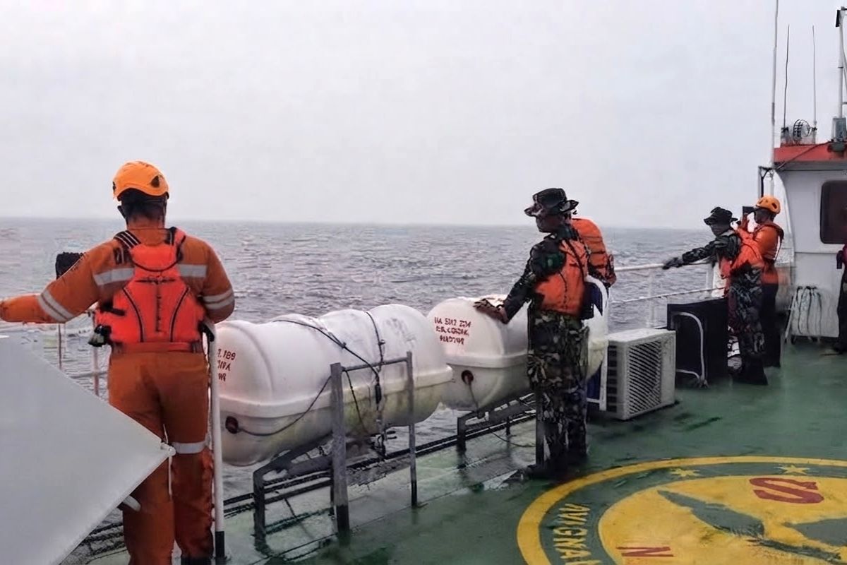 Tim SAR Temukan Jaket Pelampung Saat Mencari Rombongan Jurnalis yang Hilang di Anak Krakatau