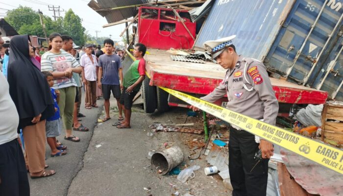 Container Rem Blong Tabrak Tiga Rumah di Pampangan Padang, Kernet Meninggal Dunia