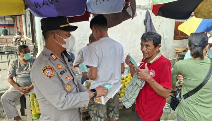 Kabut Asap Menyelimuti Padang, Polsek Padang Selatan Bagikan Masker di Pasar Tanah Kongsi