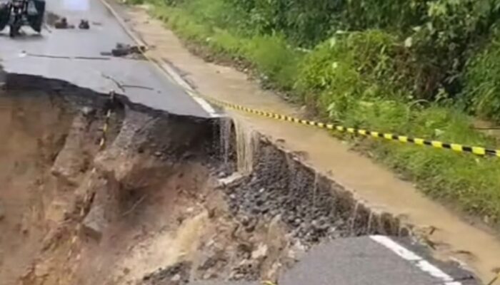 Jalan Sungai Taleh Putus Total, Hujan Deras Perparah Amblas