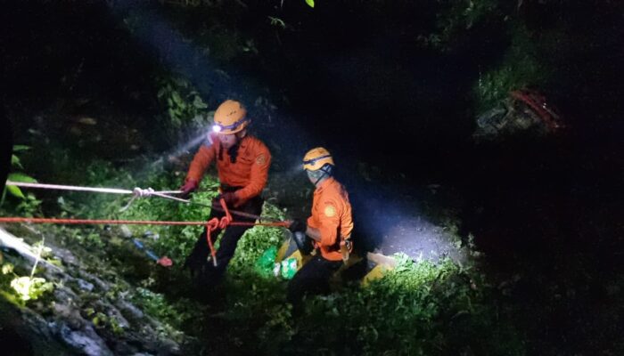 Mobil Masuk Jurang di Sitinjau Lauik, Dua Penumpang Berhasil Dievakuasi Selamat