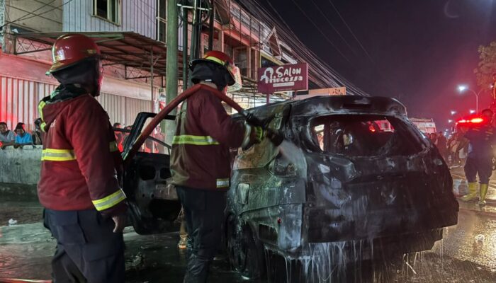 Mobil Mitsubishi Xpander Terbakar di Jalan Dr Sutomo Padang, Kerugian Ditaksir Rp300 Juta