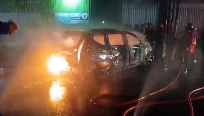 Mobil Xpander Terbakar di Padang, Diduga Kendaraan Pelansir BBM