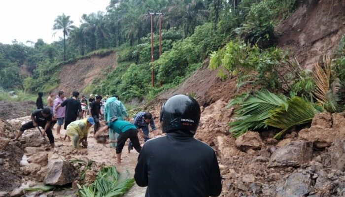 Hujan Lebat Sebabkan Longsor di Agam, Akses Labuah Sampik Sempat Lumpuh