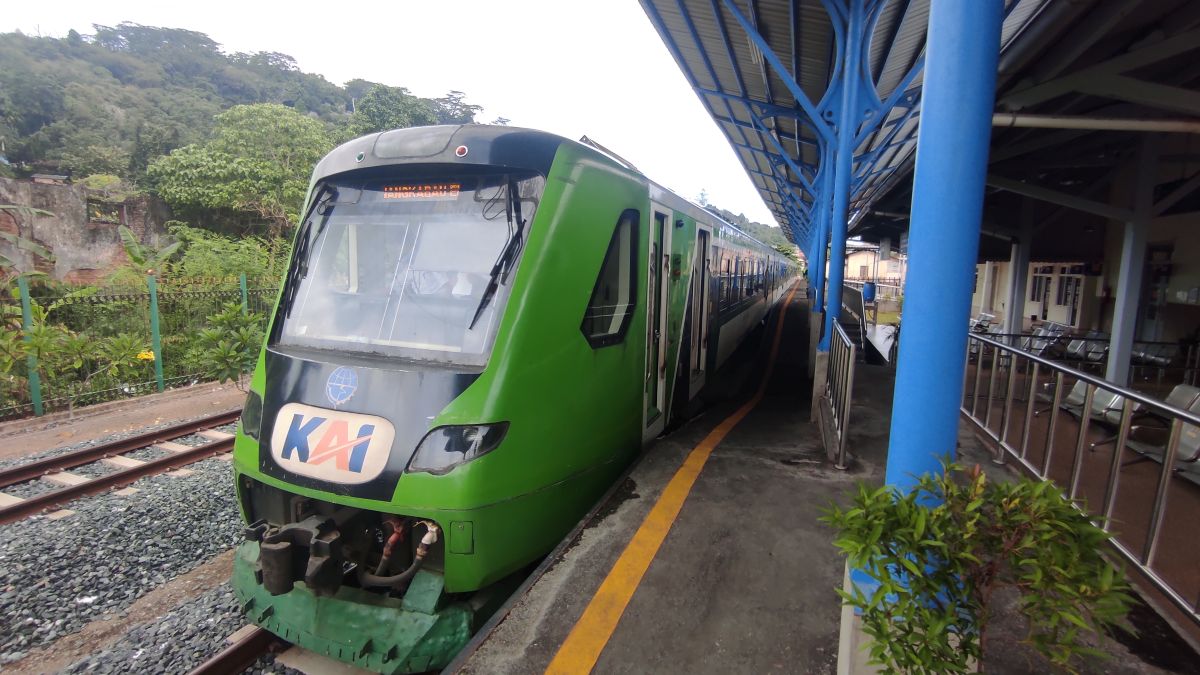 Kereta api menjadi salah satu moda transportasi penting di Pulau Sumatra.