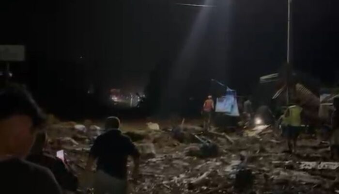 Jalan Padang-Solok Tertutup Material Banjir, Korban Dibawa ke SPH Padang