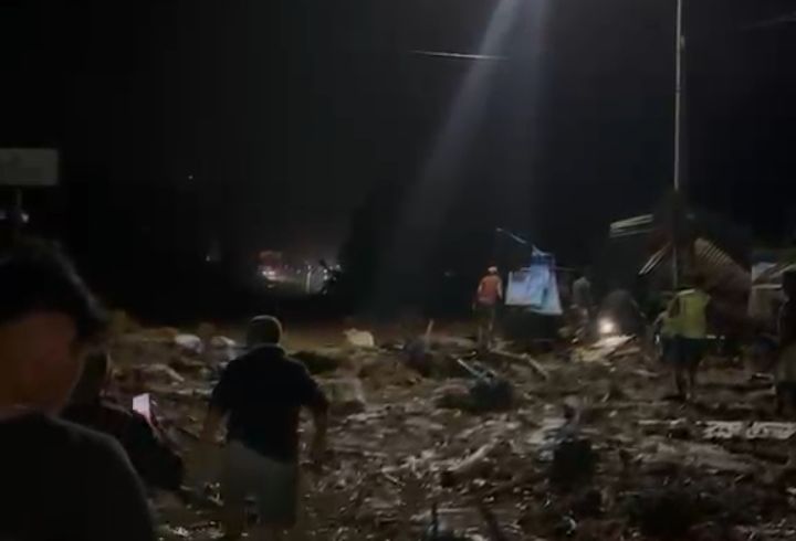 Jalan Padang-Solok Tertutup Material Banjir, Korban Dibawa ke SPH Padang