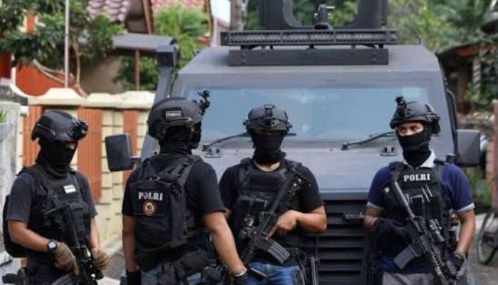 Densus 88 Tangkap 12 Tersangka Terorisme di Enam Provinsi
