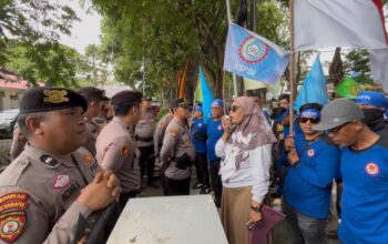 Banyak Perusahaan Diduga Bayar Gaji di Bawah UMP, Buruh Geruduk Kantor Disnaker Padang 9 IMG 20261006 WA0003
