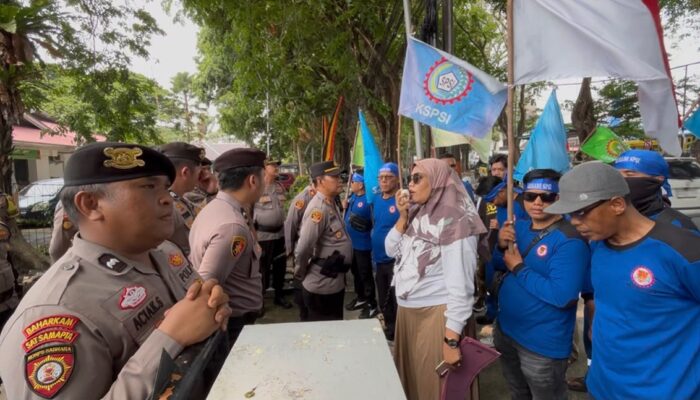 Banyak Perusahaan Diduga Bayar Gaji di Bawah UMP, Buruh Geruduk Kantor Disnaker Padang